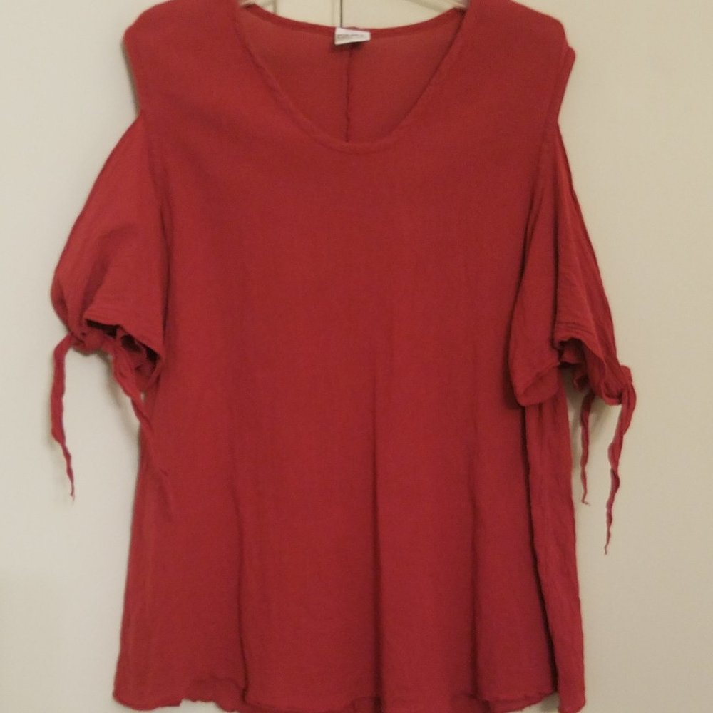 Oh My Gauze, rusty red, cold shoulder with sleeve ties tunic